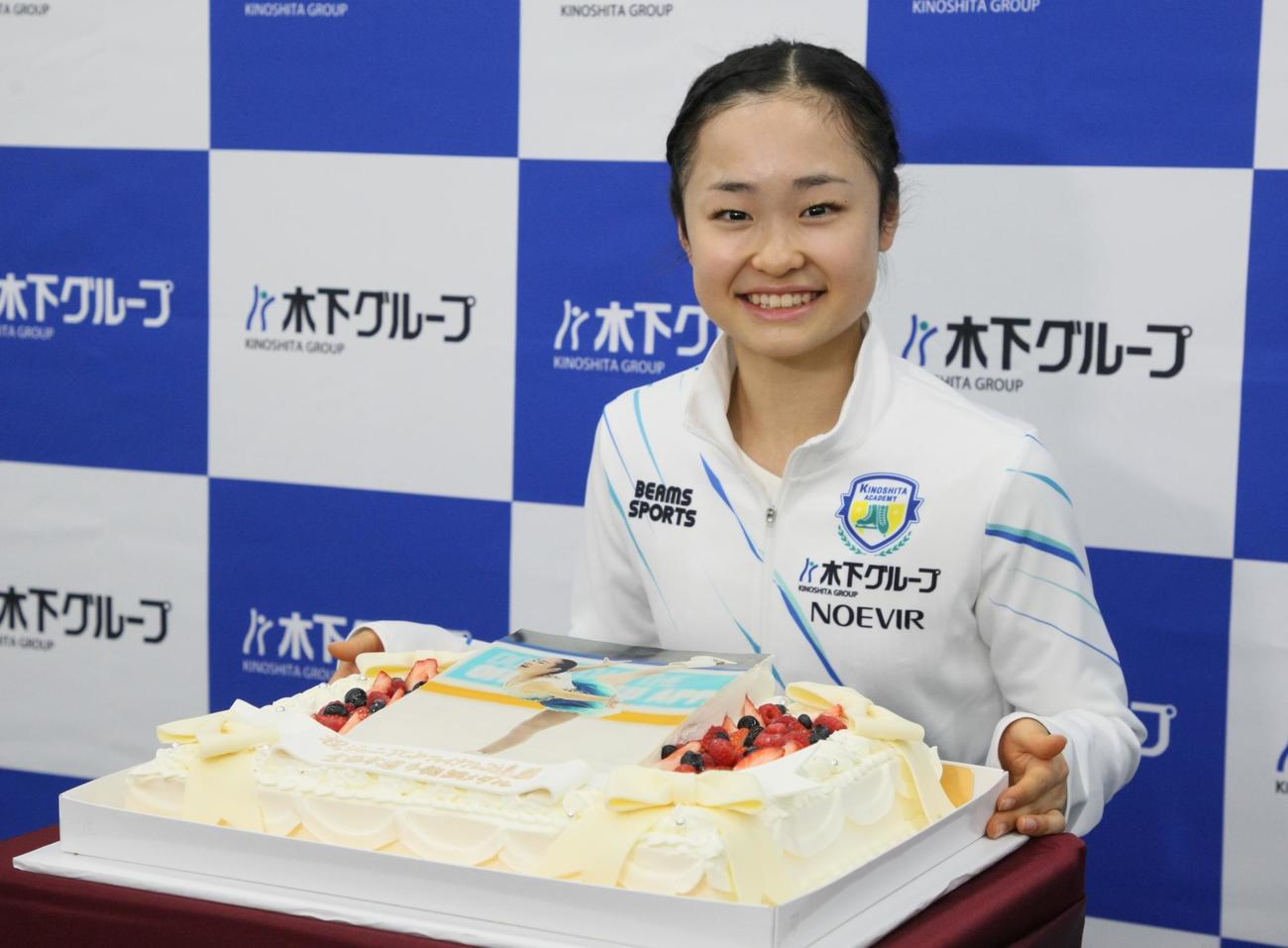 社員からサプライズケーキを贈られて笑顔を見せるフィギュアスケート女子の島田（撮影・藤塚大輔）