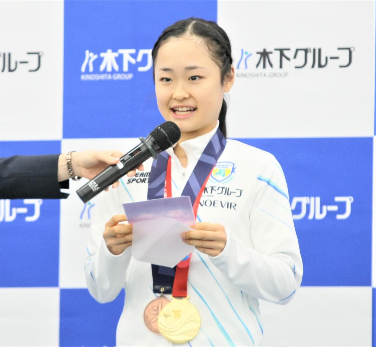木下グループ本社で報告会に出席したフィギュアスケート女子の島田（撮影・藤塚大輔）