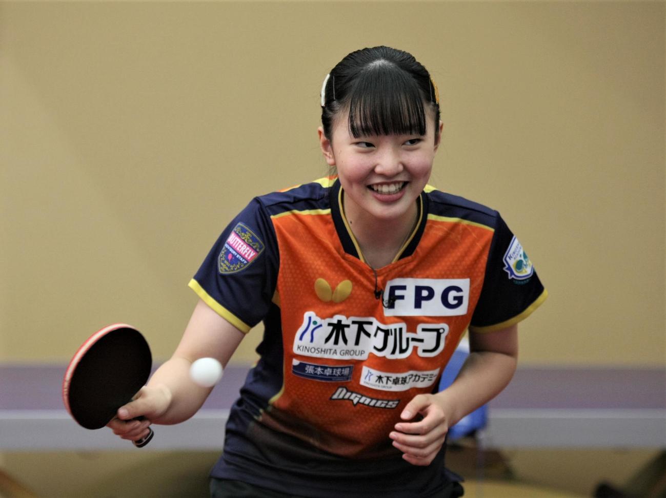 フィギュアスケート女子の島田麻央と卓球交流をし、笑顔を見せる張本（撮影・藤塚大輔）