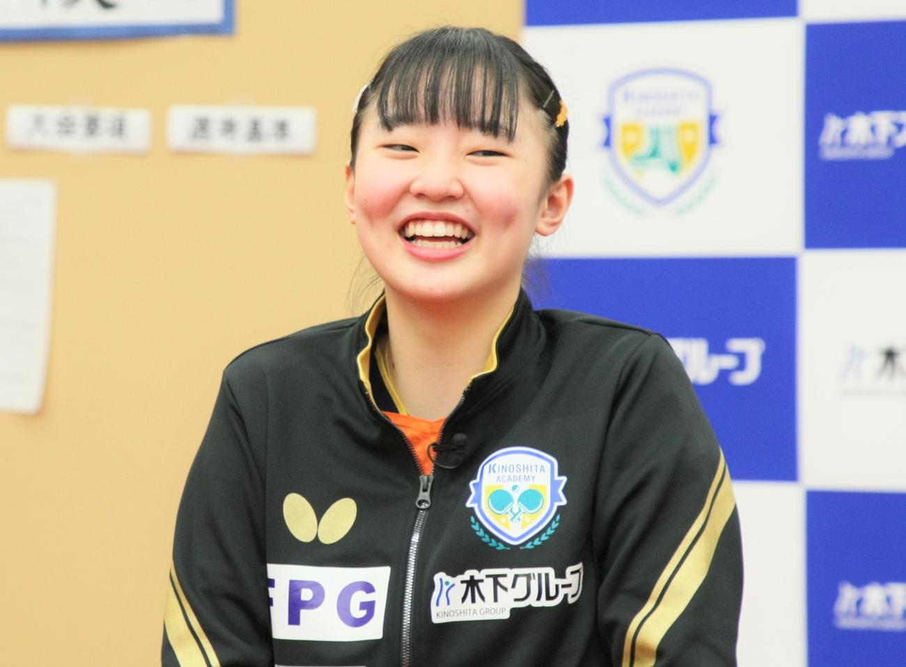 フィギュアスケート女子の島田麻央と初対談中に笑顔を見せる張本（撮影・藤塚大輔）