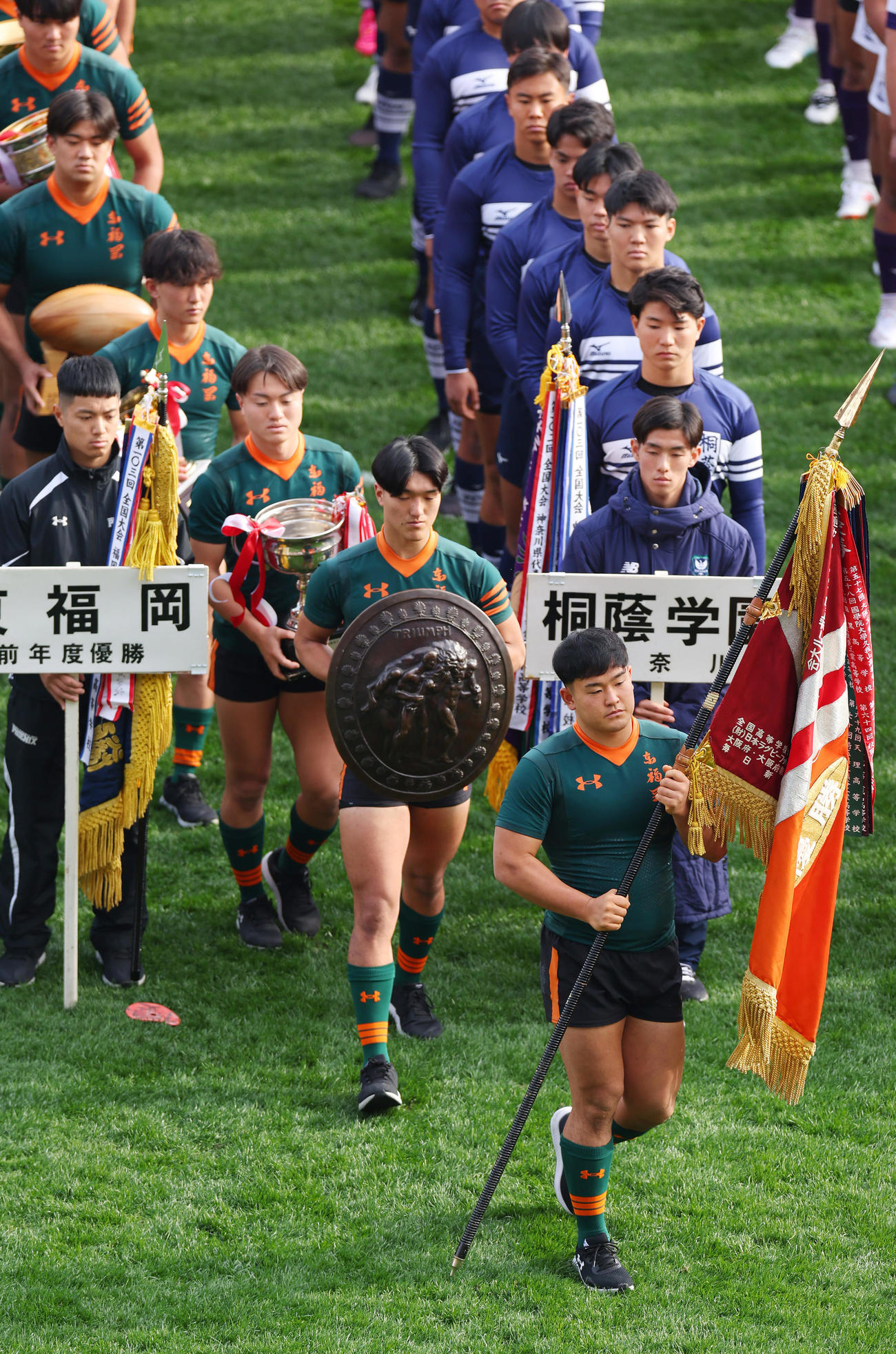 開会式で優勝旗などを返還する東福岡・高比良主将（手前）ら（撮影・前田充）