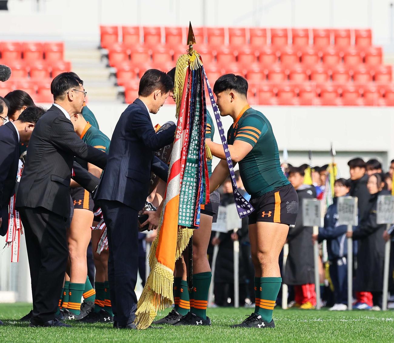 優勝旗を返還する東福岡・高比良主将（撮影・上田博志）