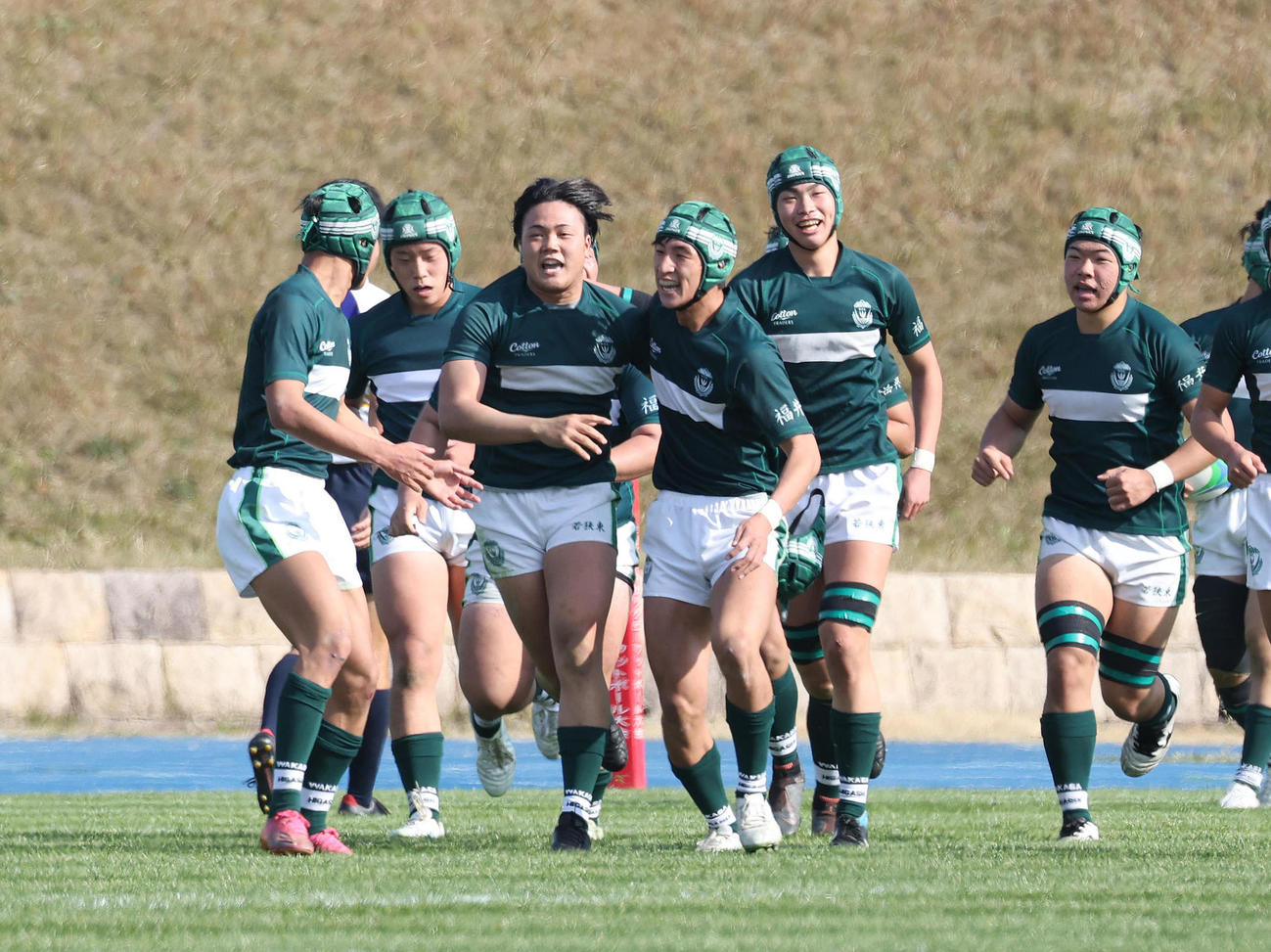 若狭東・敦賀工業対目黒学院　前半、NO8清水（左から3人目）がトライを決め喜ぶ若狭東・敦賀工フィフティーン（撮影・白石智彦）