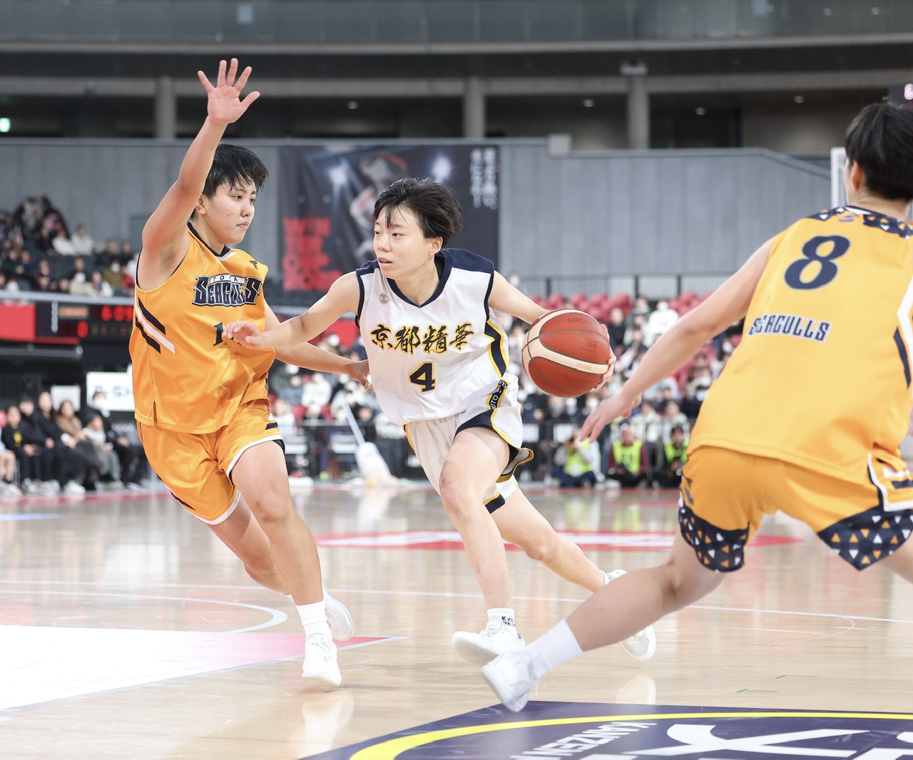 京都精華学園対東海大福岡　第1Q、ドリブルで攻め上がる京都精華学園・堀内（中央）（撮影・河田真司）