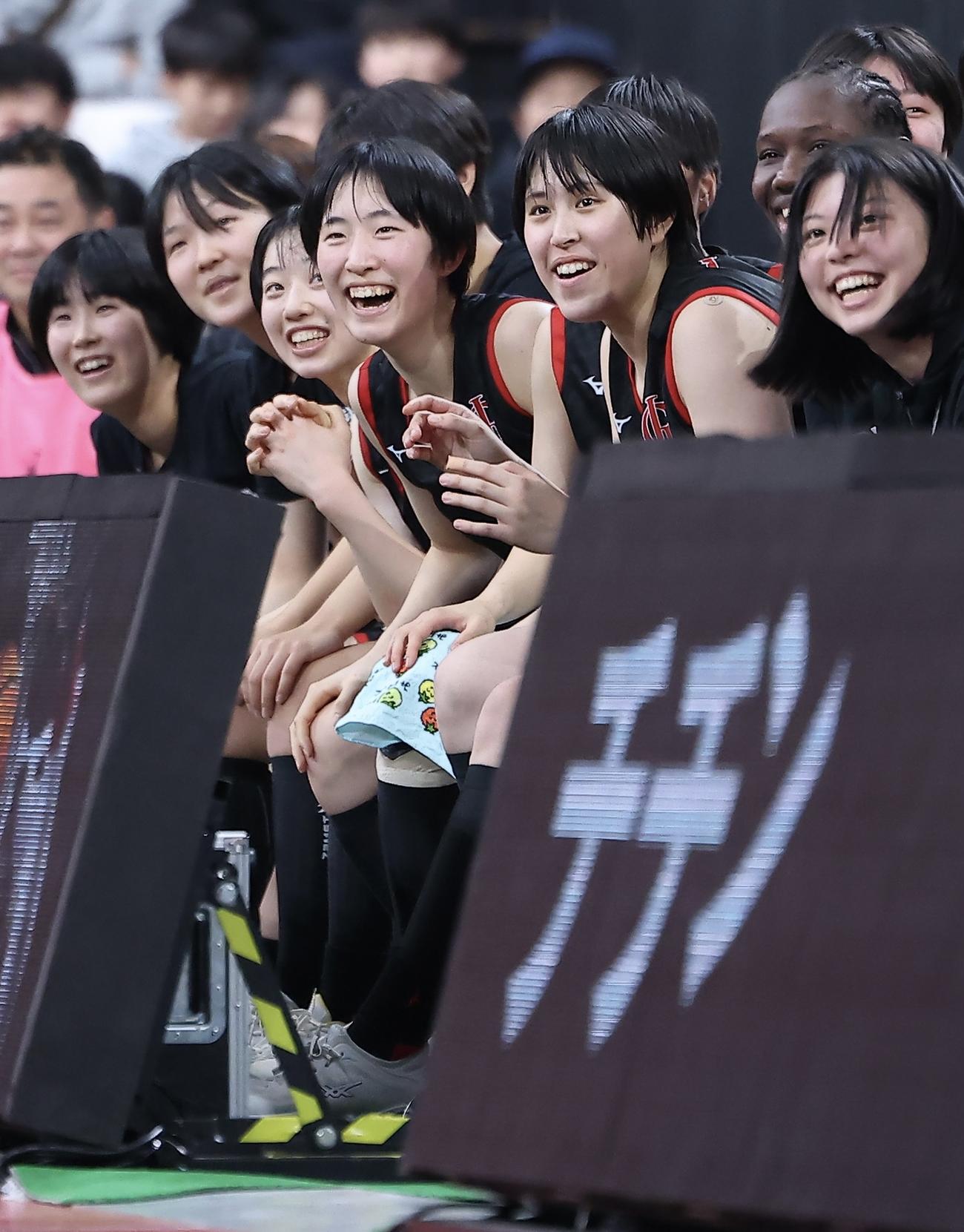 第4Q、笑顔でベンチから応援する岐阜女・かせ野（中央）ら選手（撮影・河田真司）