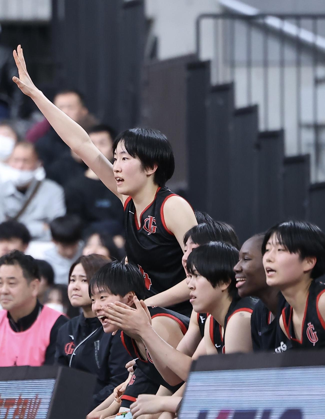 札幌山の手対岐阜女　第4Q、ベンチから応援する岐阜女・かせ野（中央）ら選手（撮影・河田真司）