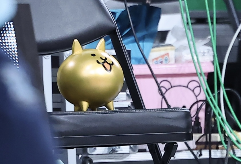 札幌山の手対岐阜女　岐阜女ベンチに置かれる「にゃんこ大戦争」の金色のマスコット（撮影・河田真司）