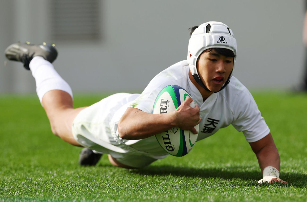 天理対早実　前半、相手タックルをかわしトライを決める天理WTB松原（撮影・前田充）