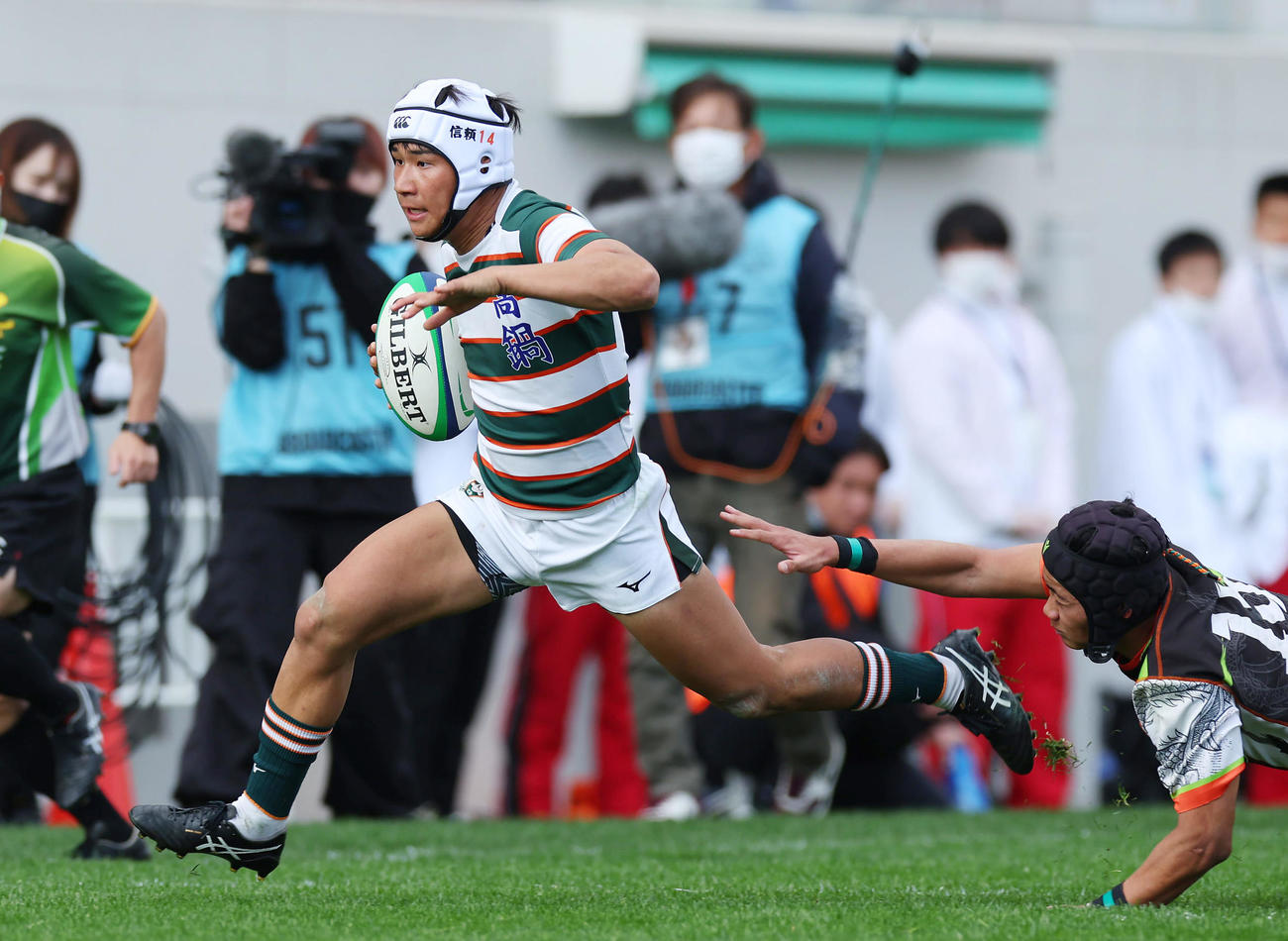 青森山田対高鍋　後半、相手タックルをかわしトライを決める高鍋FB本広（左）（撮影・前田充）