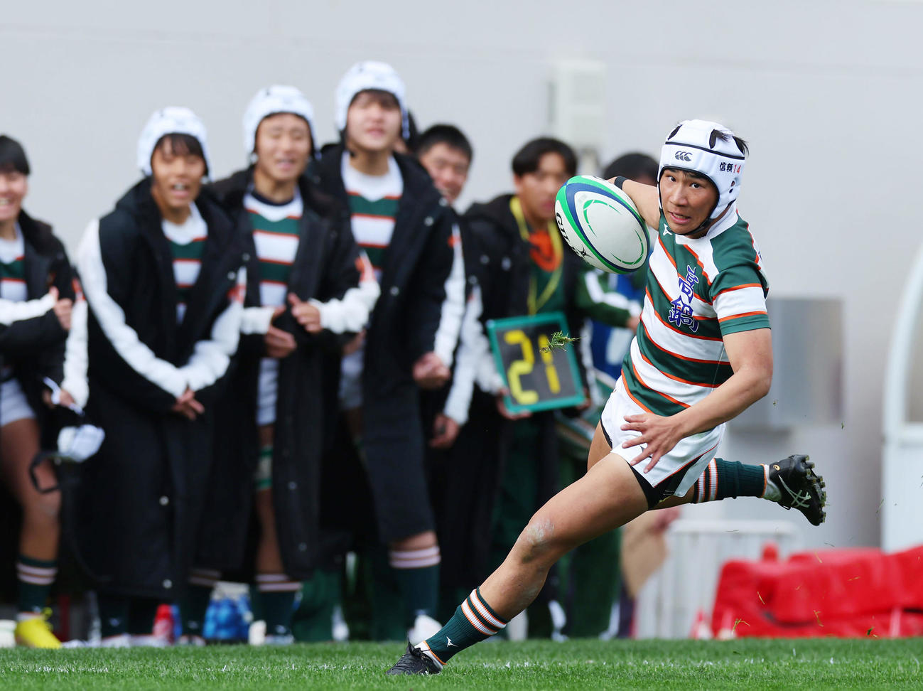 青森山田対高鍋　後半、相手タックルをかわしトライを決める高鍋FB本広（撮影・前田充）