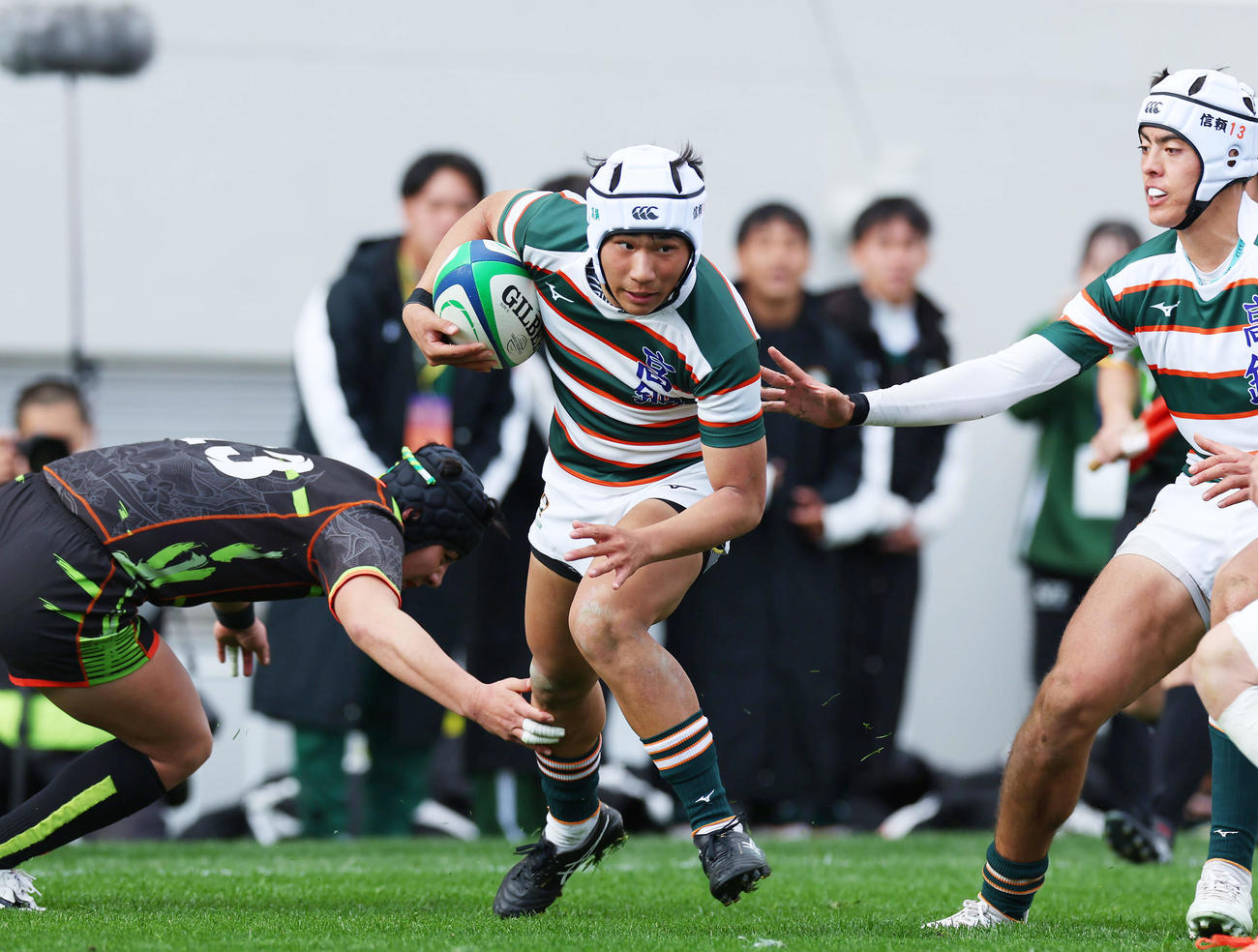 青森山田対高鍋　後半、相手タックルをかわしトライを決める高鍋FB本広（中央）（撮影・前田充）