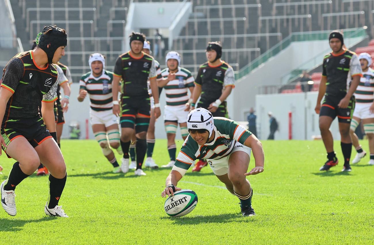 青森山田対高鍋　前半、左中間へ先制トライを決める高鍋フランカー安元（撮影・上田博志）