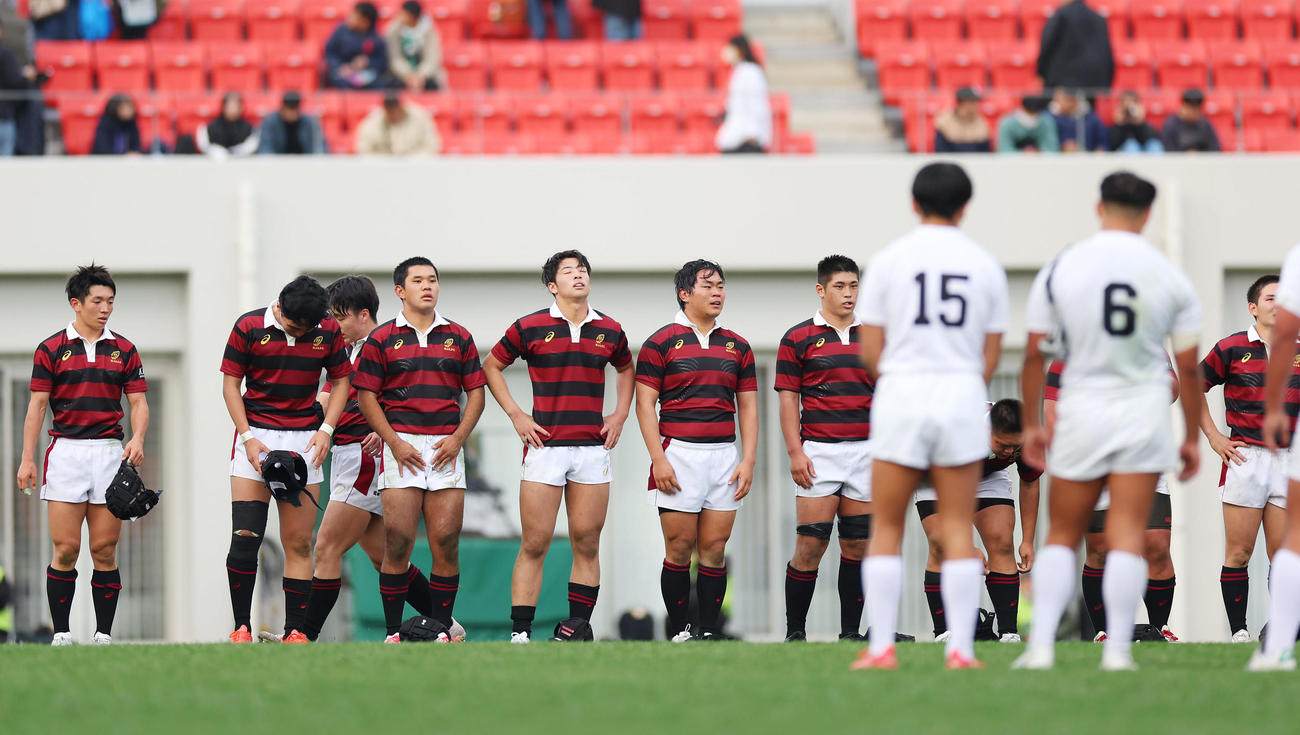 天理対早実　天理に敗れ、悔しそうに整列する早実の選手たち（撮影・前田充）