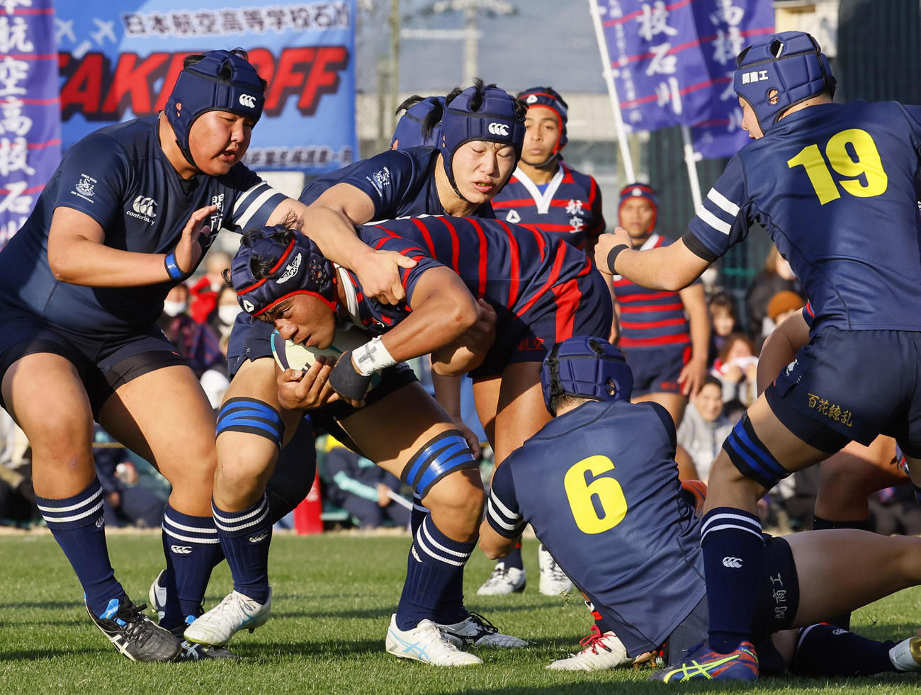日本航空石川対関商工　前半、モールから抜けだしトライを決める日本航空石川NO8カイアヌアヌ・セニセニ（撮影・藤尾明華）