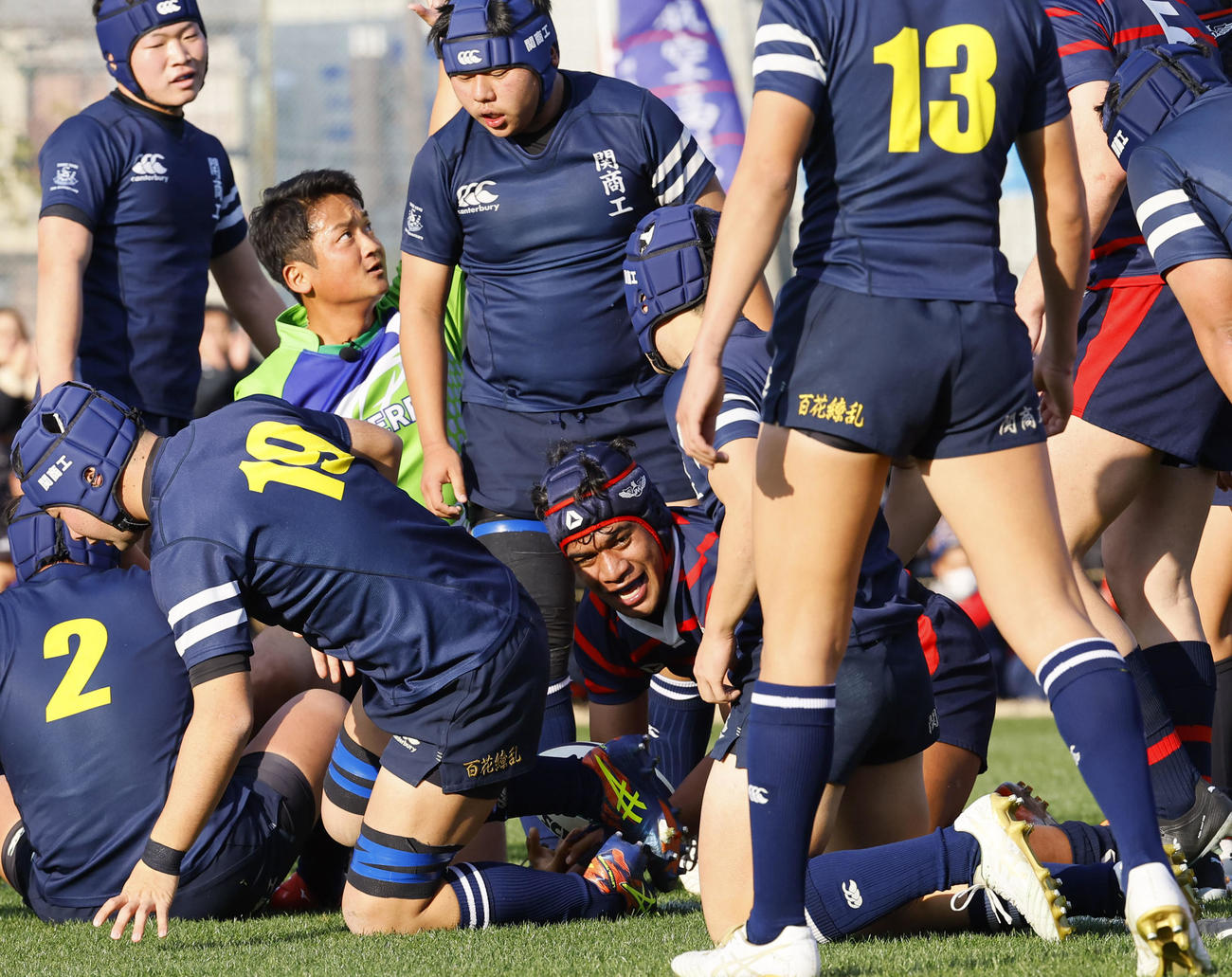 日本航空石川対関商工　前半、モールから抜けだしトライを決める日本航空石川NO8カイアヌアヌ・セニセニ（中央）（撮影・藤尾明華）