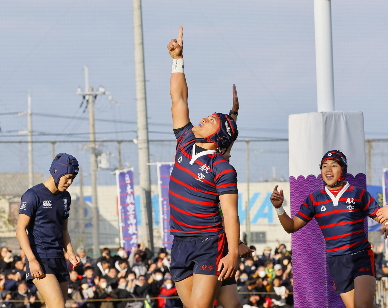 日本航空石川対関商工　前半、トライを決め、天を指さす日本航空石川TBシオネ・フィナウ（撮影・藤尾明華）