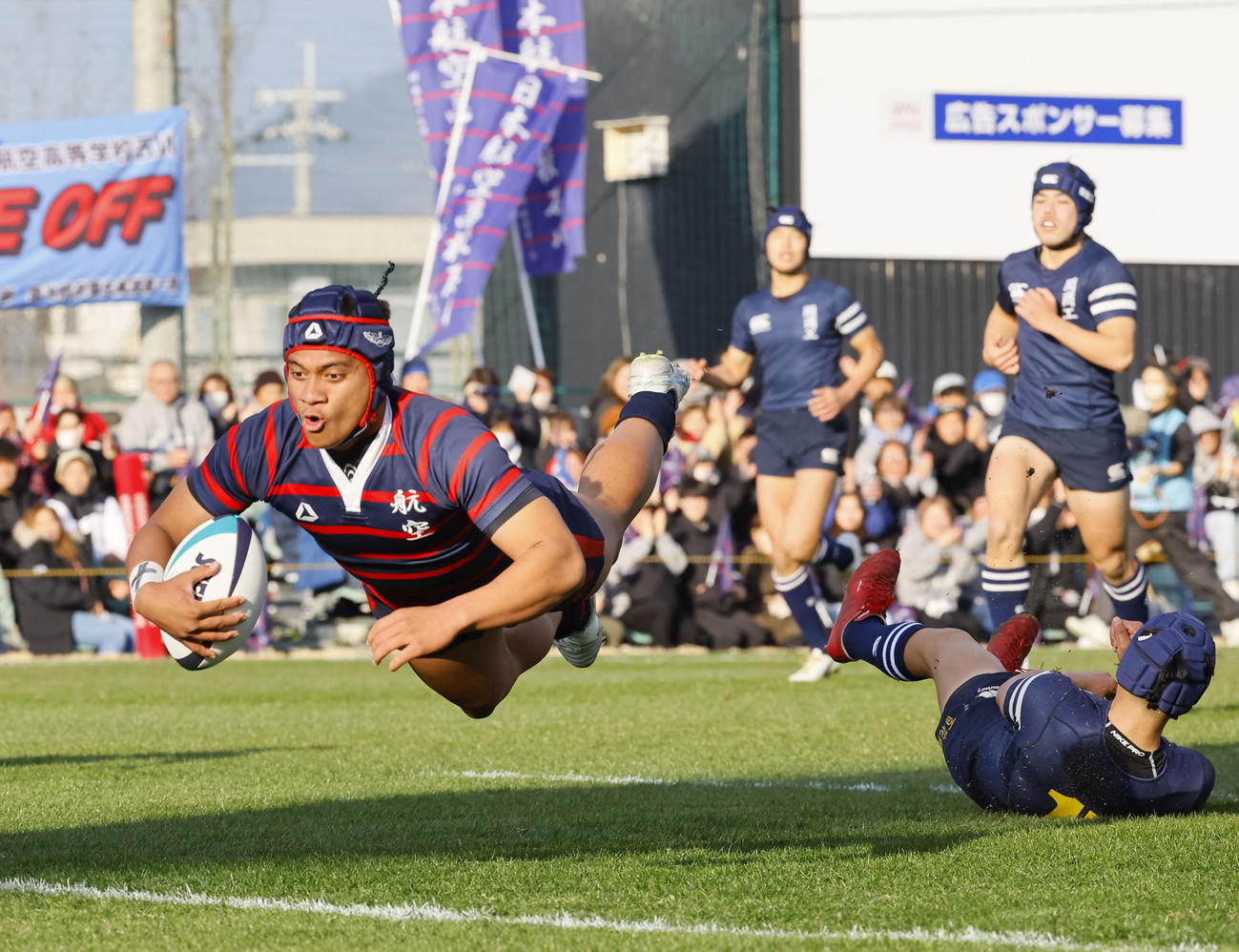 日本航空石川対関商工　前半、トライを決める日本航空石川TBシオネ・フィナウ（撮影・藤尾明華）