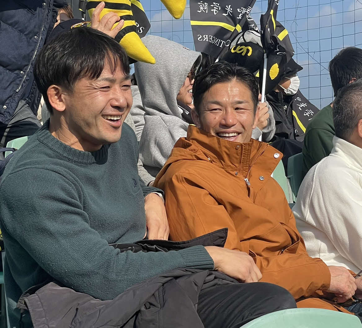 静岡聖光学院のFB小野沢謙真の父で元日本代表の小野沢宏時氏と元日本代表の廣瀬俊朗氏が、謙真選手の花園初トライに笑みをこぼす（撮影・中島麗）