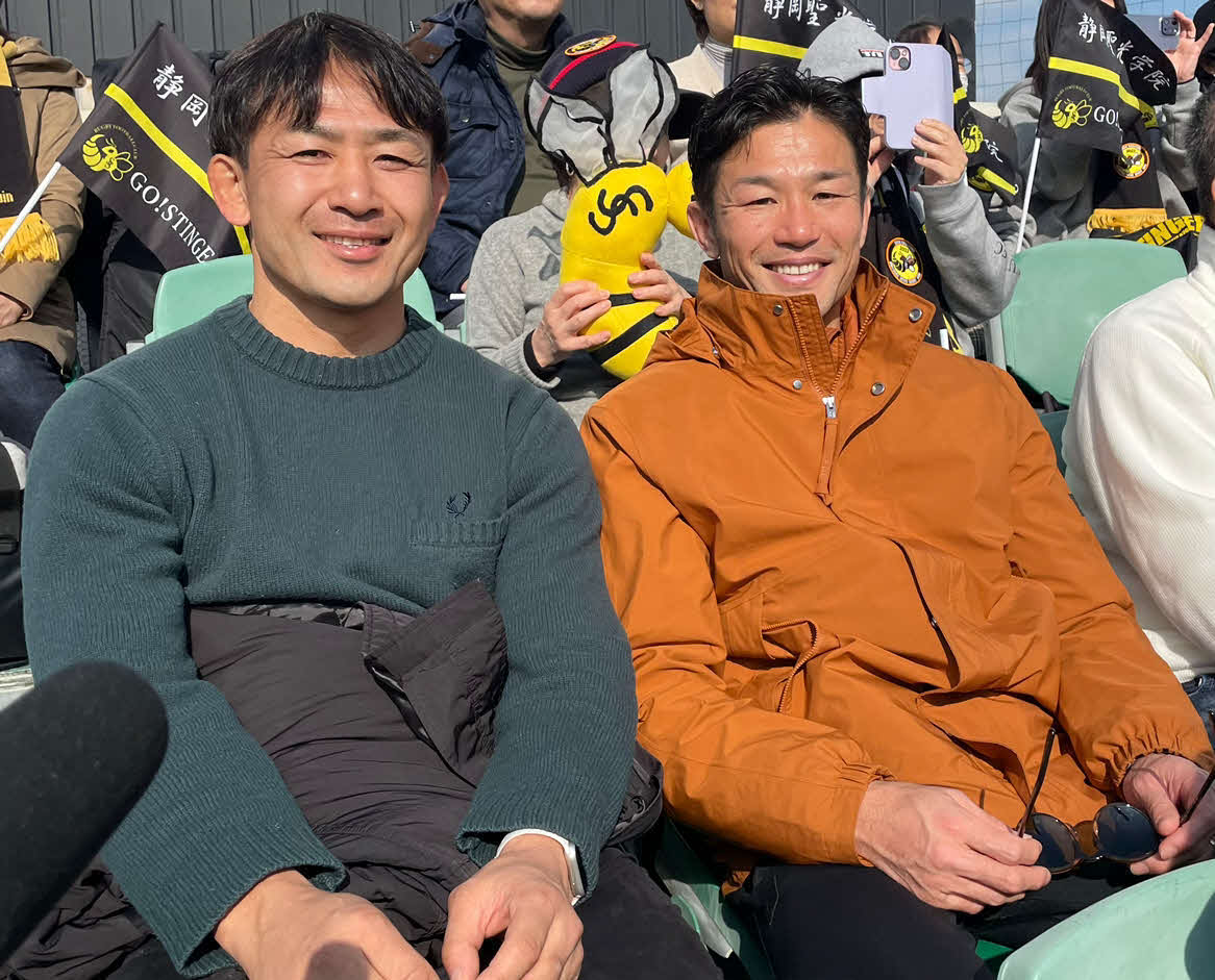 静岡聖光学院のFB小野沢謙真（3年）の父で元日本代表の小野沢宏時氏と元日本代表の廣瀬俊朗氏（撮影・中島麗）