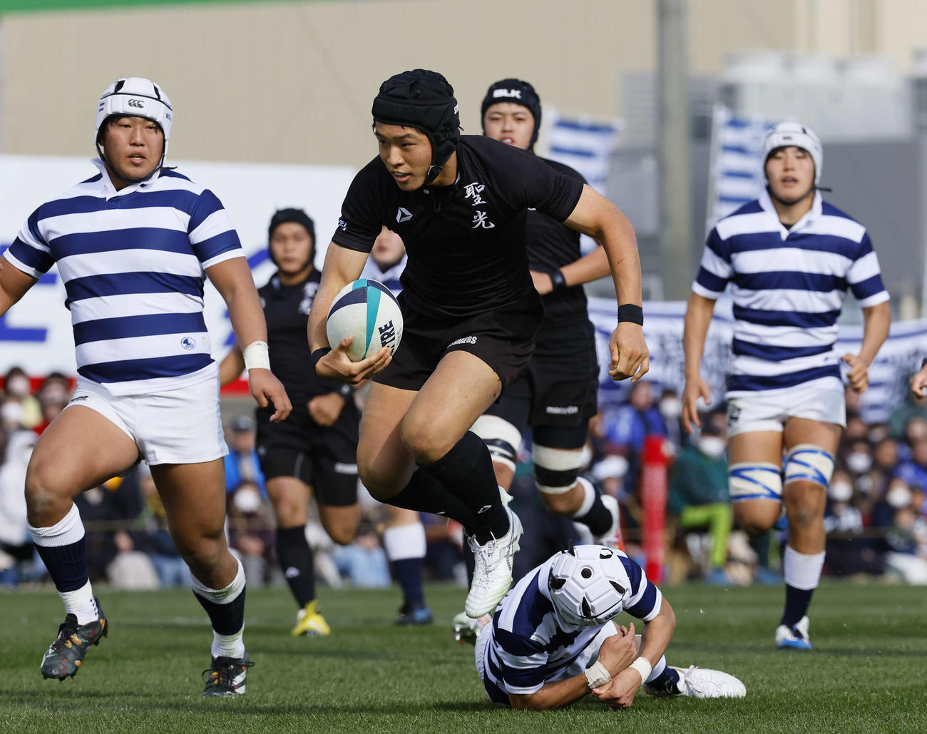 静岡聖光学院対秋田工　後半、相手キックをキャッチしそのまま独走しトライを決める静岡聖光学院FB小野沢（撮影・藤尾明華）