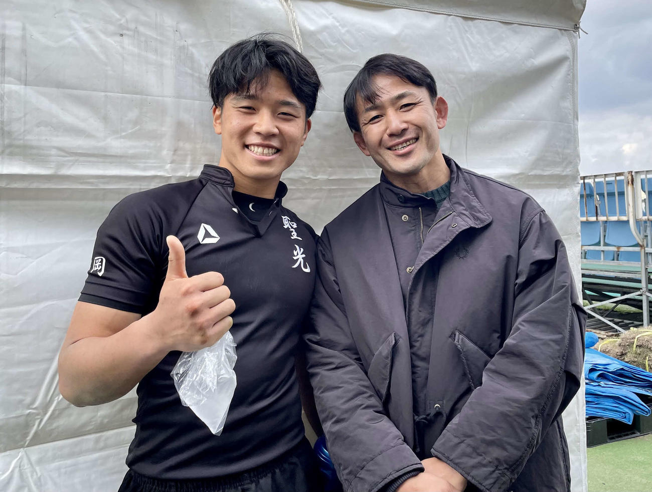静岡聖光学院のFB小野沢謙真と父で元日本代表の小野沢宏時が初戦突破に大きく笑みをこぼす（撮影・中島麗）