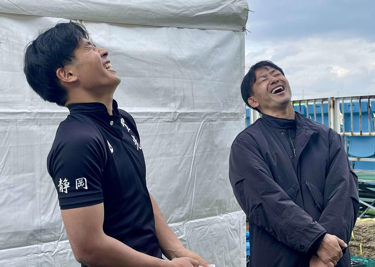 静岡聖光学院のFB小野沢謙真と父で元日本代表の小野沢宏時は、試合後に顔を見合わせると大爆笑（撮影・中島麗）