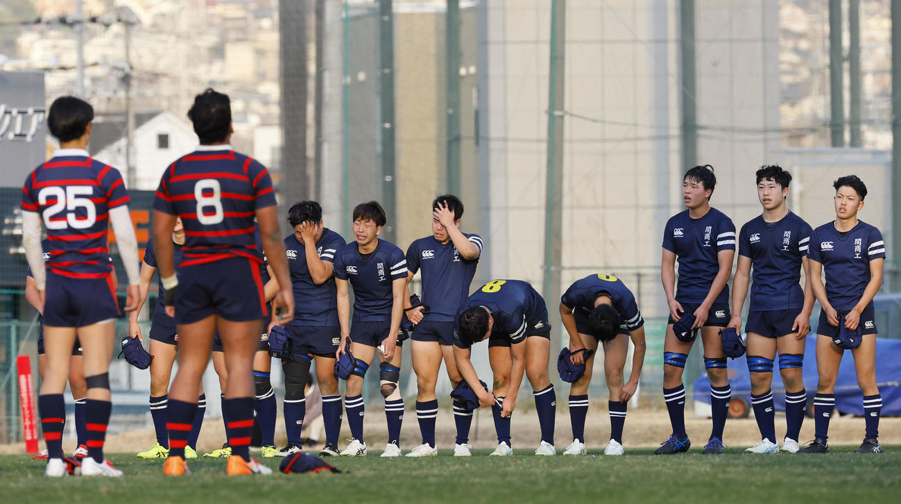 日本航空石川対関商工　日本航空石川敗れ、肩を落とす関商工フィフティーン（撮影・藤尾明華）