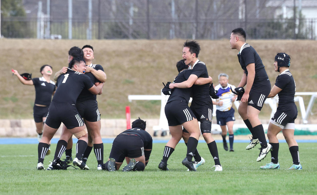 高松北対倉吉東　倉吉東に勝利して抱き合って喜ぶ高松北フィフティーン（撮影・白石智彦）
