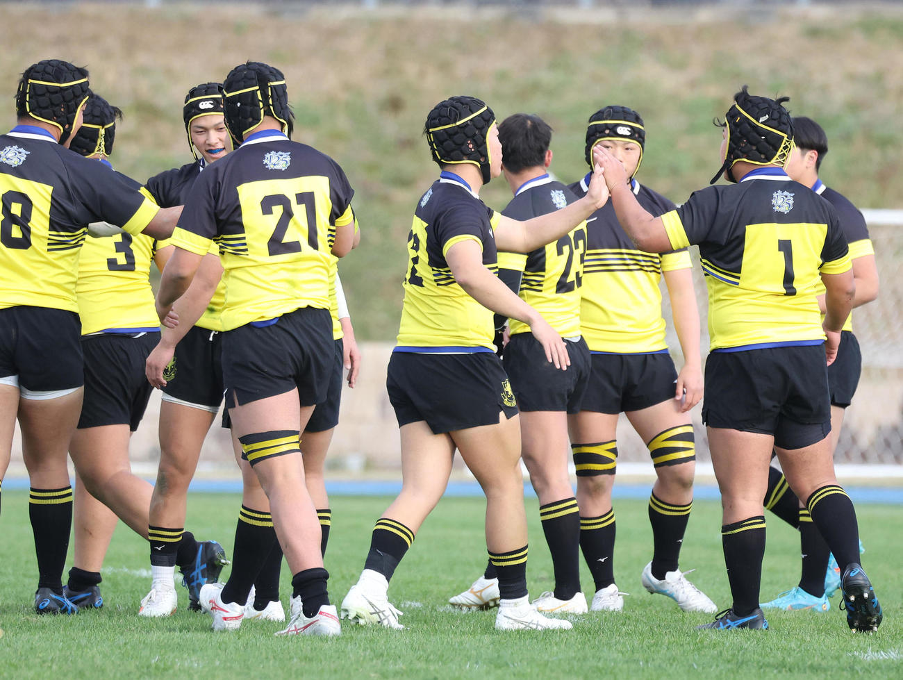 仙台育英対黒沢尻工　黒沢尻工に勝利してタッチを交わし喜ぶ仙台育英フィフティーン（撮影・白石智彦）