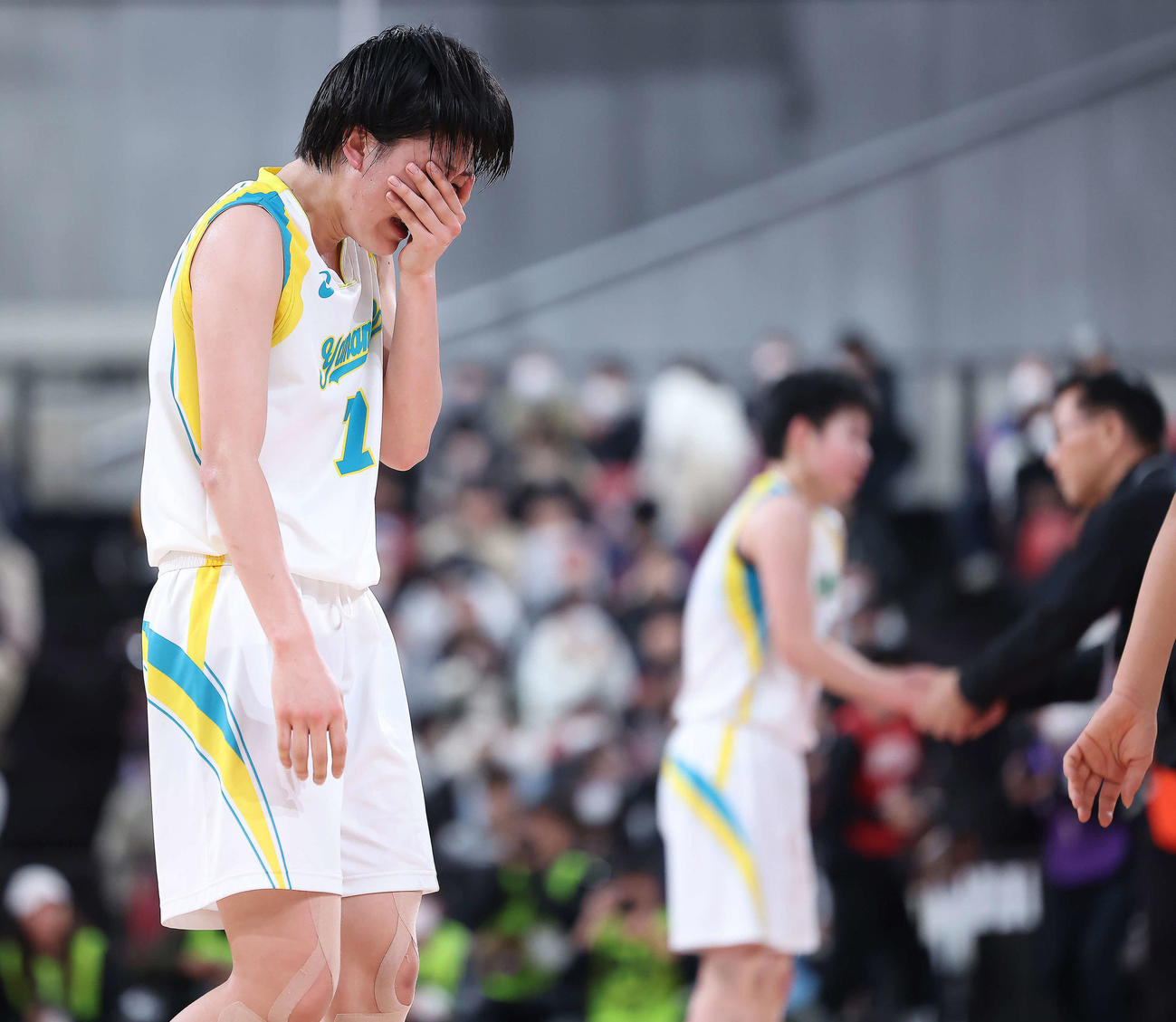 札幌山の手対岐阜女　岐阜女に敗れ決勝進出を逃し、肩を落とす札幌山の手・谷口（撮影・河田真司）