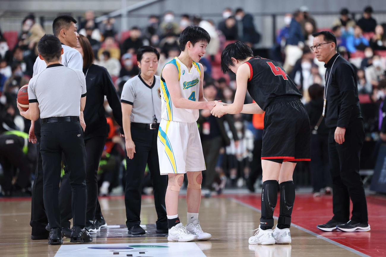 札幌山の手対岐阜女　試合後、握手を交わす札幌山の手・巻（中央）と岐阜女・かせ野（撮影・河田真司）