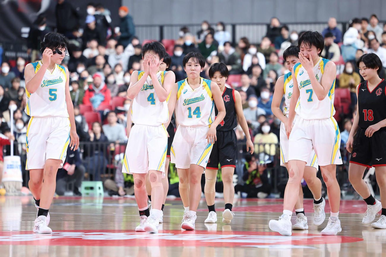 札幌山の手対岐阜女　岐阜女に敗れ決勝進出を逃し、肩を落とす札幌山の手の選手たち（撮影・河田真司）