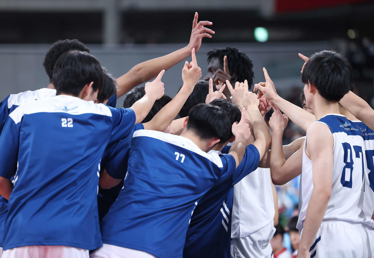 日本航空対土浦日大　第4Q、円陣を組む日本航空の選手たち（撮影・河田真司）