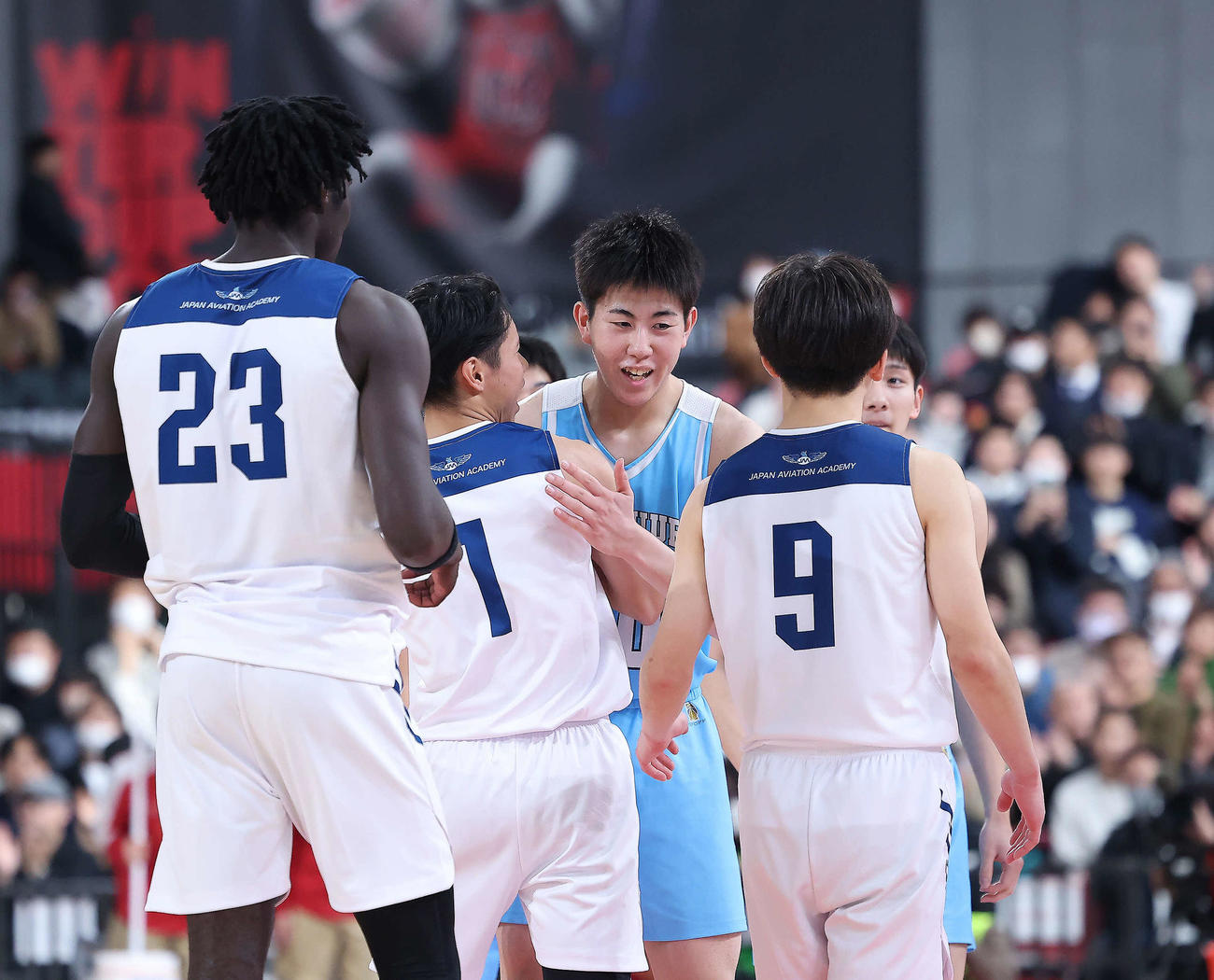 日本航空対土浦日大　試合後、日本航空の選手とあいさつを交わす土浦日大・斎藤（中央）（撮影・河田真司）
