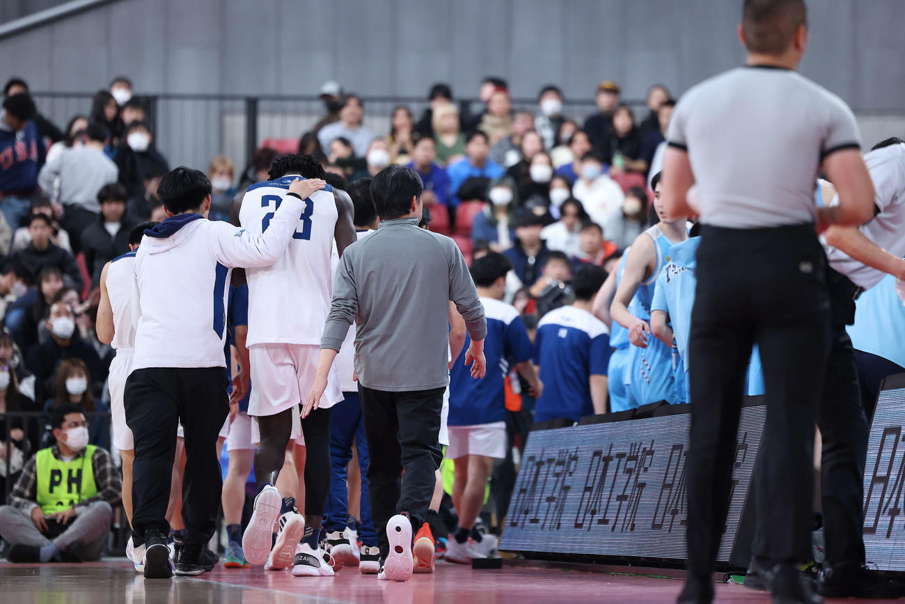 日本航空対土浦日大　土浦日大に敗れ、肩を落としながら引き揚げる日本航空・ジェラマイア（左から2人目）ら（撮影・河田真司）
