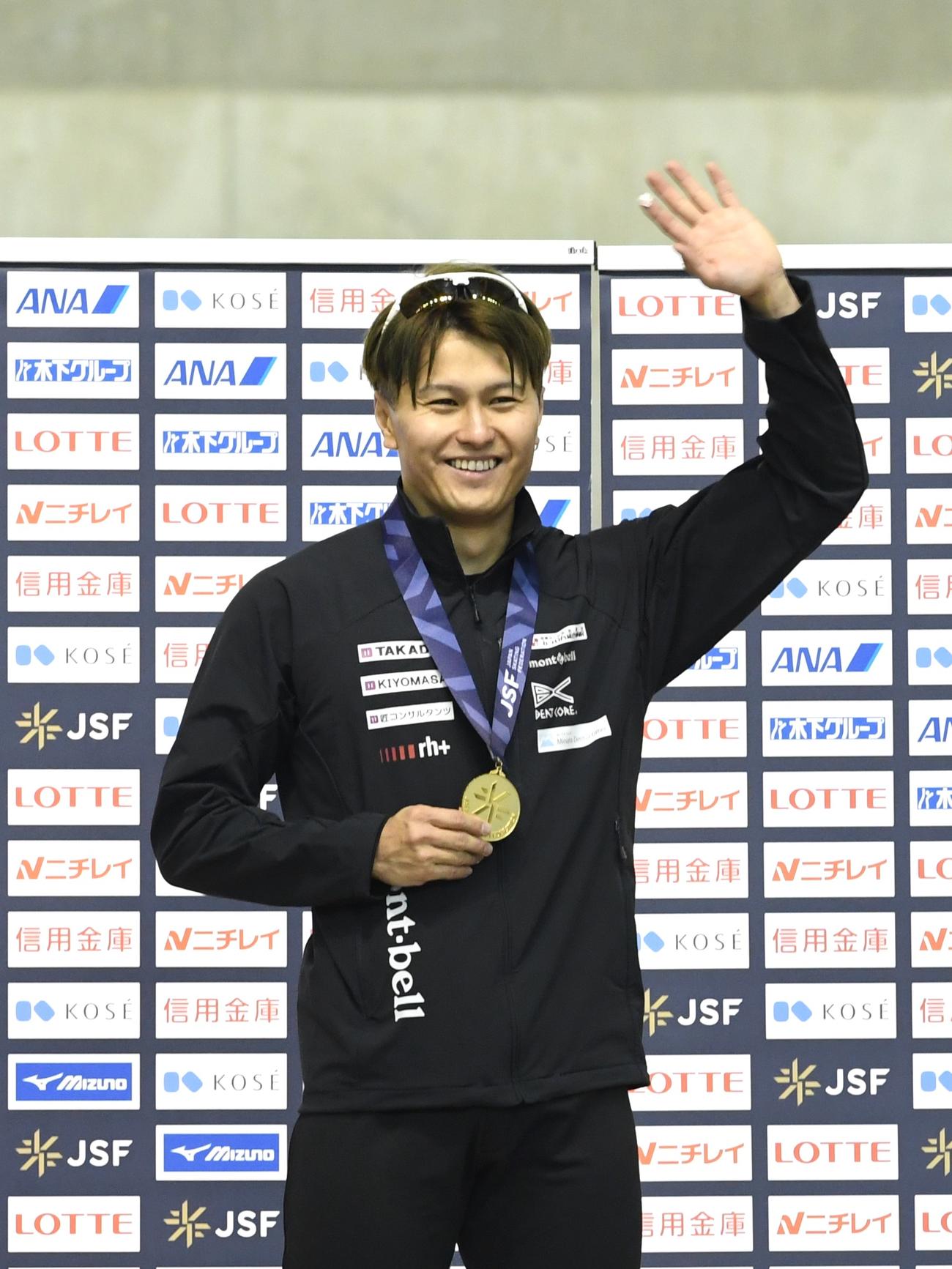 距離別部門男子500メートルで優勝し、金メダルを手に笑顔を見せる村上（撮影・石井翔太）