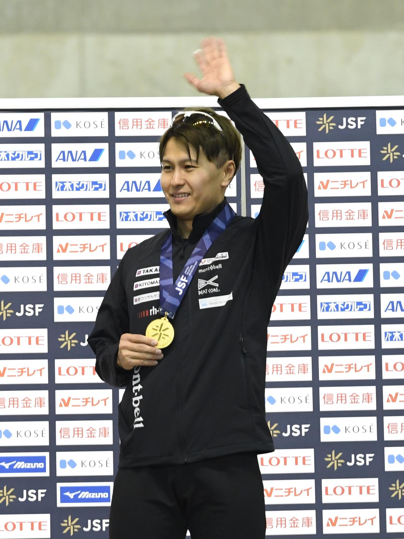 距離別部門男子500メートルで優勝し、金メダルを手に笑顔を見せる村上（撮影・石井翔太）