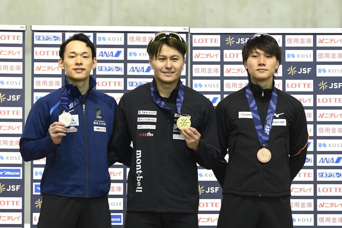 距離別部門男子500メートルで優勝した村上（中央）（撮影・石井翔太）