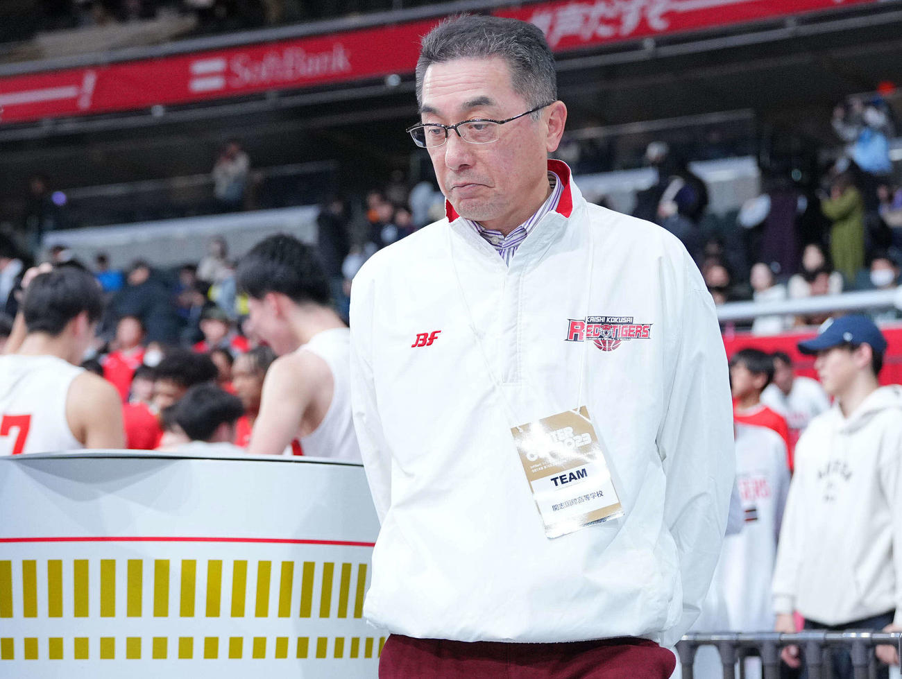 藤枝明誠に敗れ、うつむく開志国際・富樫監督（撮影・垰建太）
