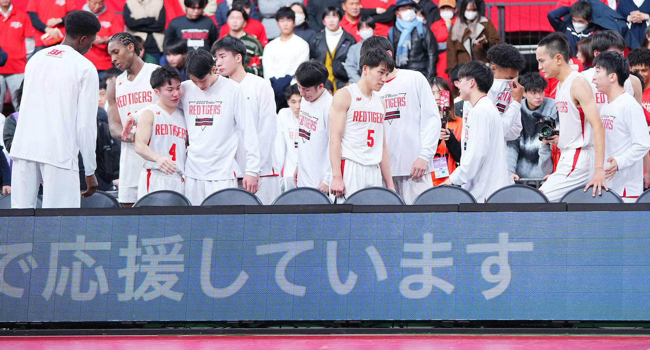 藤枝明誠に敗れ、肩を落とす開志国際の選手たち（撮影・垰建太）