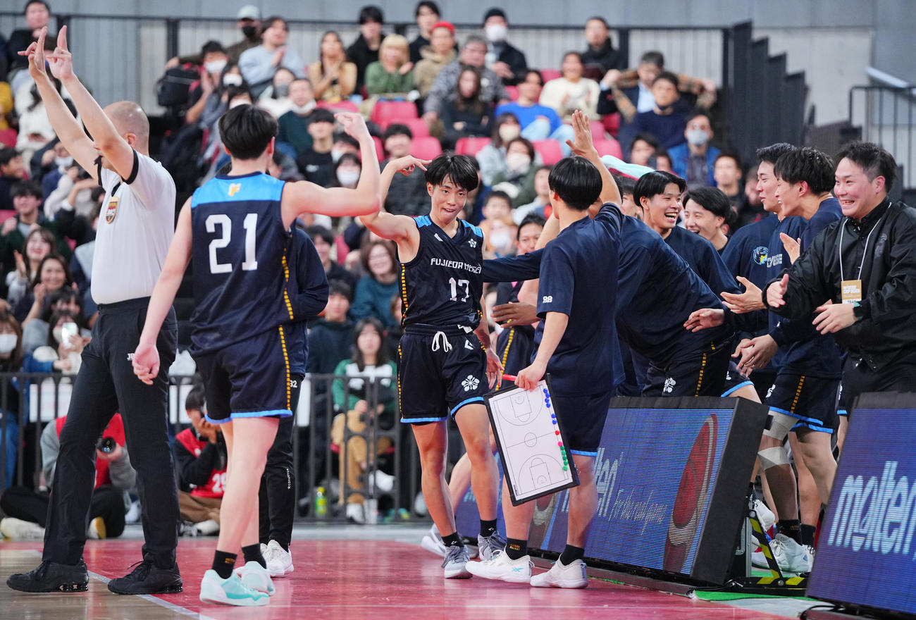 開志国際対藤枝明誠　3点シュートを決めチームメートとポーズを決める藤枝明誠・小沢朋樹（中央）（撮影・垰建太）