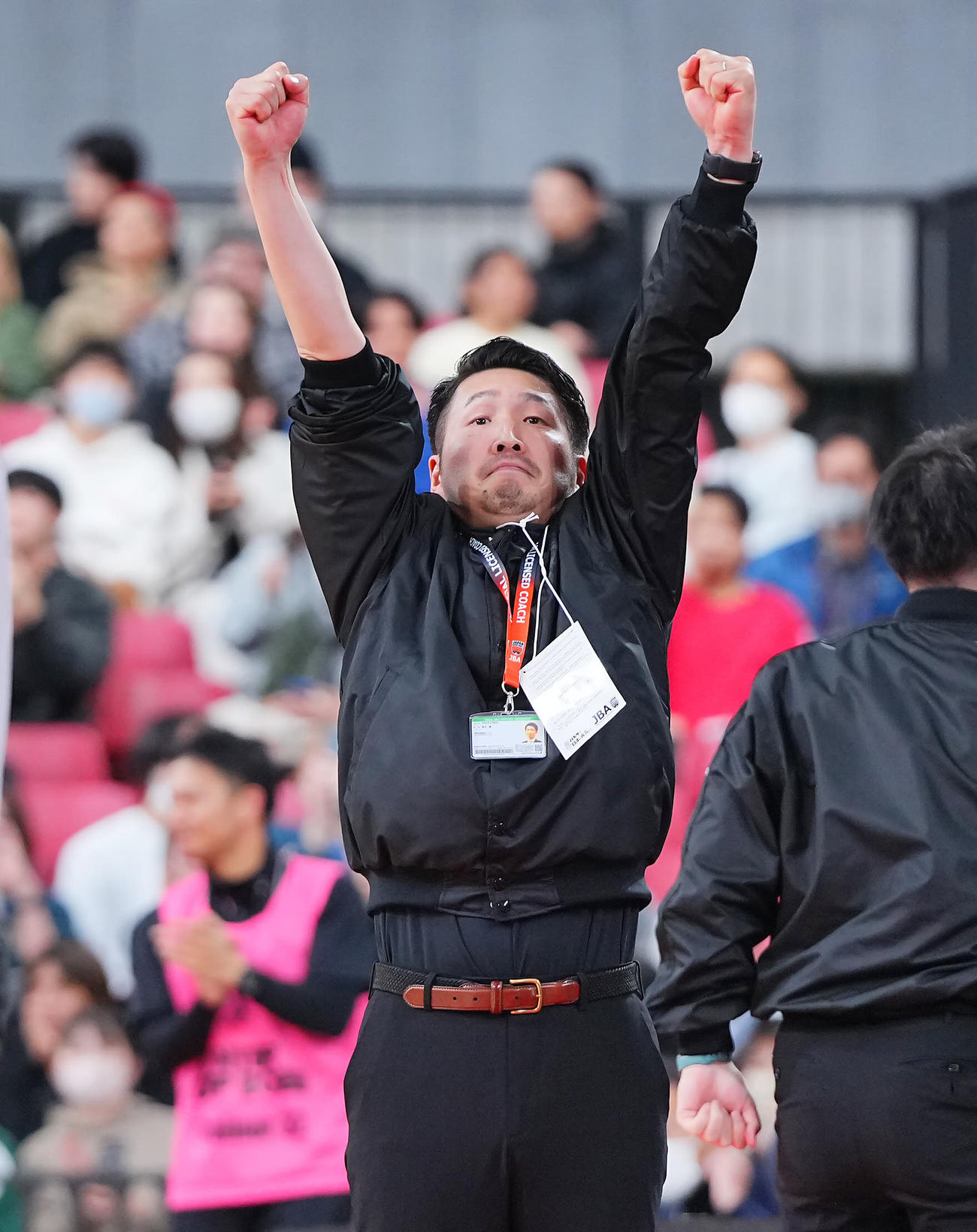開志国際対藤枝明誠　勝利の瞬間両手を突き上げガッツポーズする藤枝明誠・金本監督（中央）（撮影・垰建太）