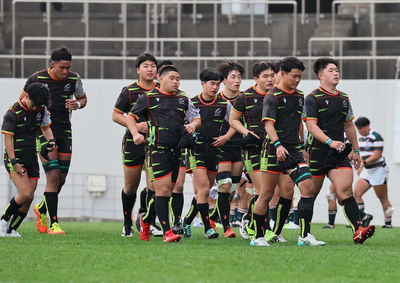 青森山田対高鍋　高鍋に敗れ悔しそうな表情を見せる青森山田フィフティーン（撮影・上田博志）