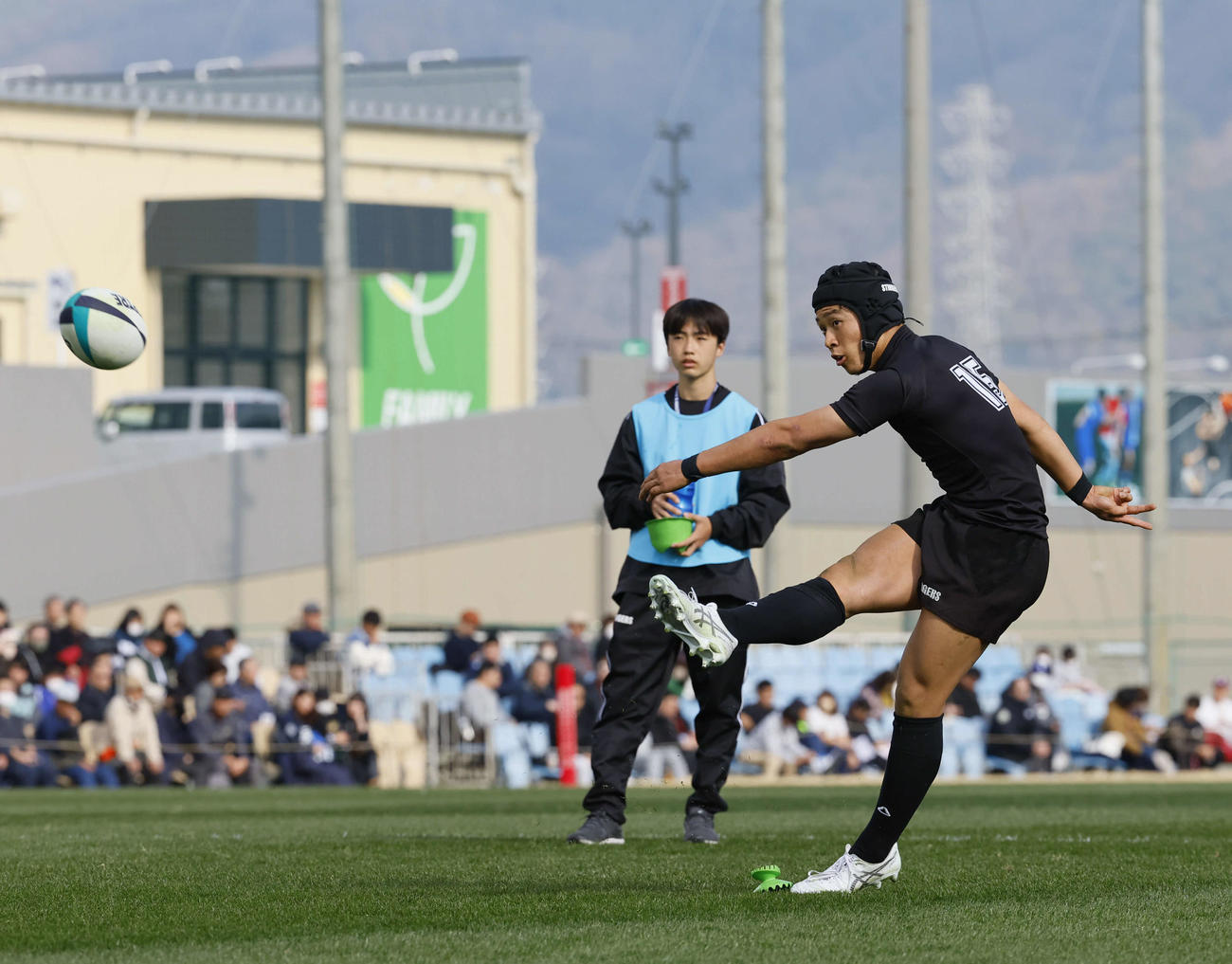 静岡聖光学院対秋田工　後半、トライ後のゴールを決める静岡聖光学院FB小野沢（撮影・藤尾明華）