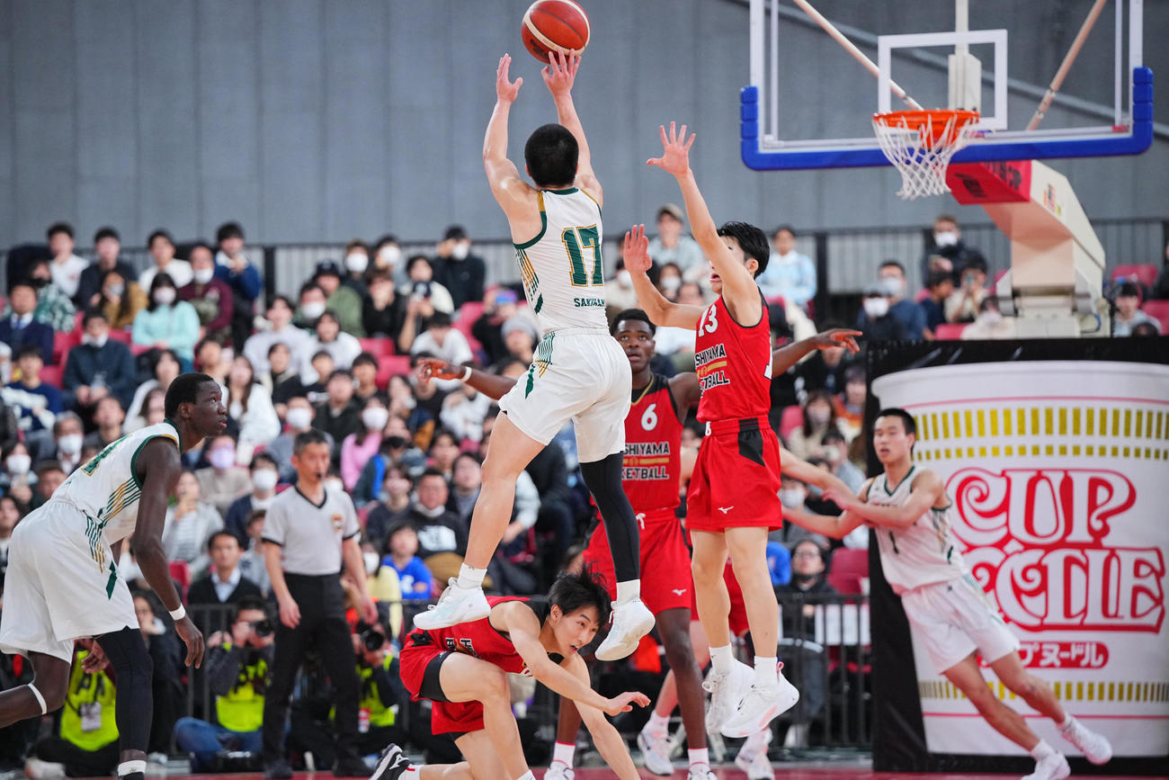 福岡第一対東山　第4Q、終了間際で逆転の3点シュートを決める福岡第一・崎浜（17番）（撮影・垰建太）