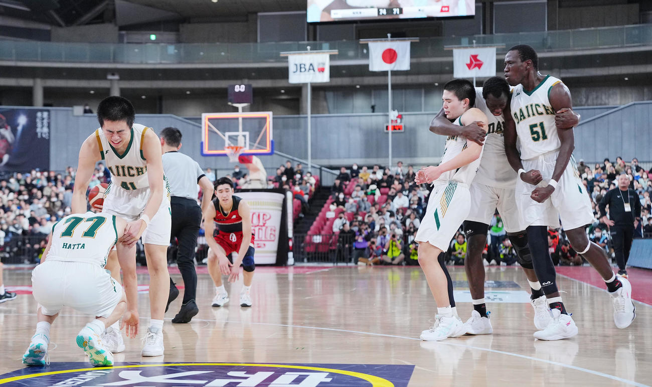 福岡第一対東山　劇的勝利で崎浜（右から3人目）と喜びを爆発させる福岡第一の選手たち（撮影・垰建太）