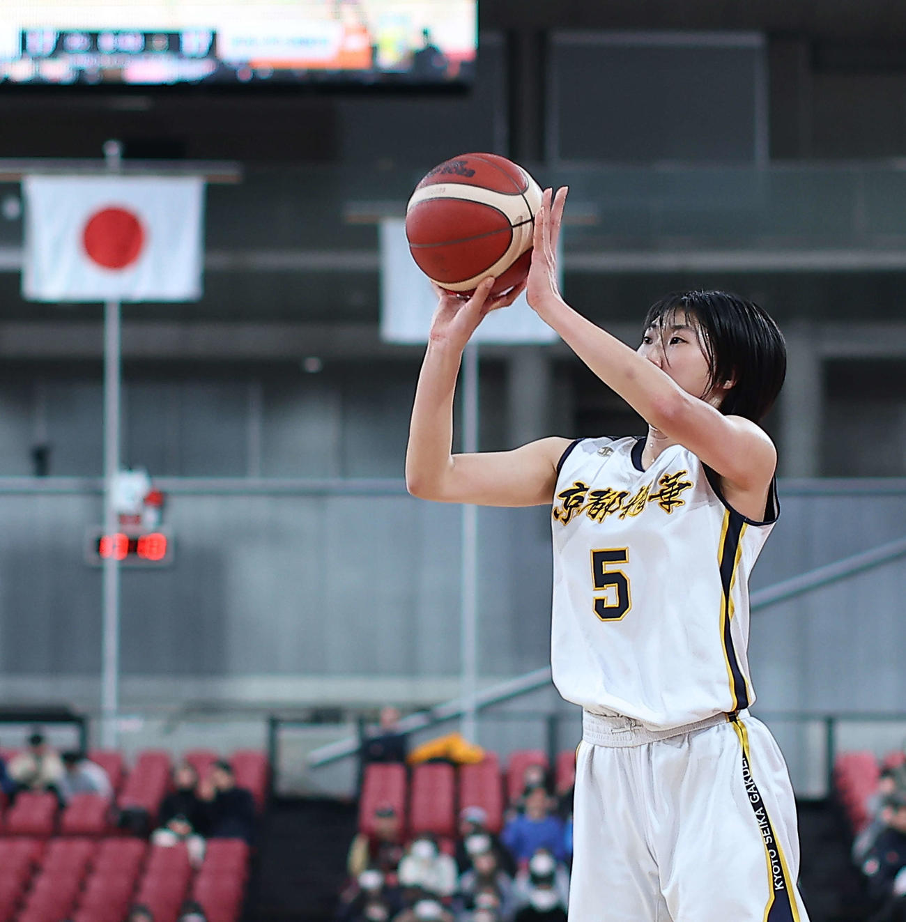 京都精華学園対東海大福岡　第2Q、シュートを放つ京都精華学園・八木（撮影・河田真司）