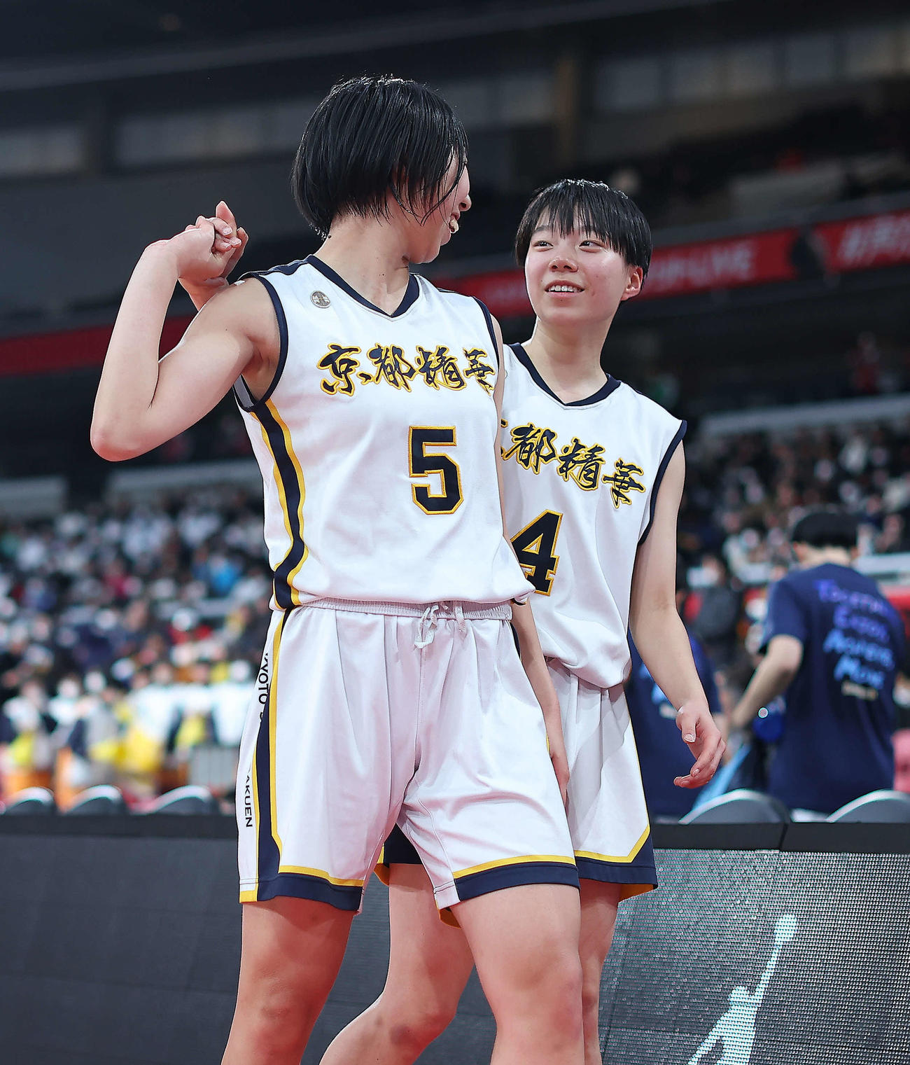 京都精華学園対東海大福岡　東海大福岡に勝利し、笑顔で引き揚げる京都精華学園・八木（左）と堀内（撮影・河田真司）