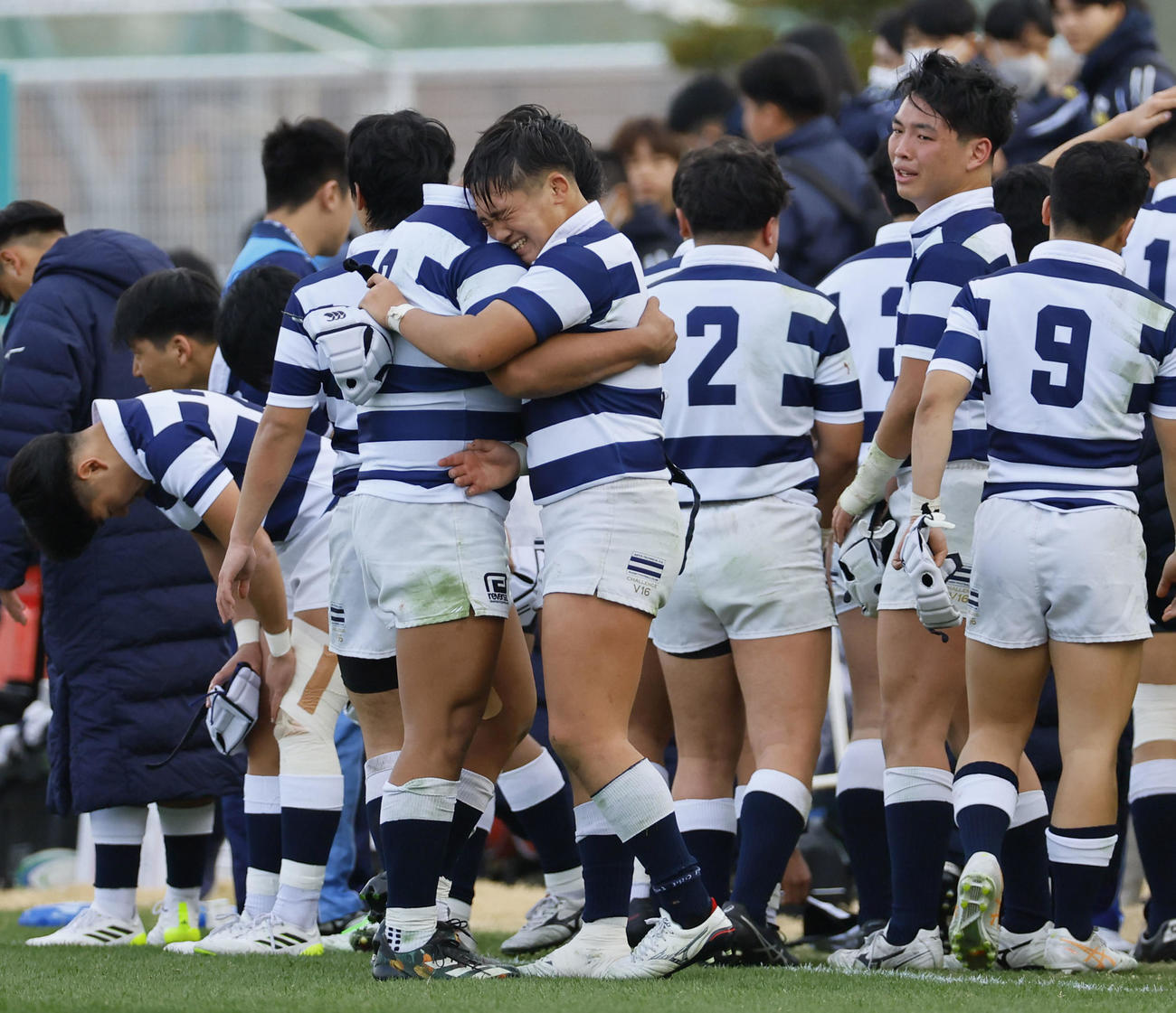 静岡聖光学院に敗れ、涙を流す大沢主将（手前右）ら秋田工