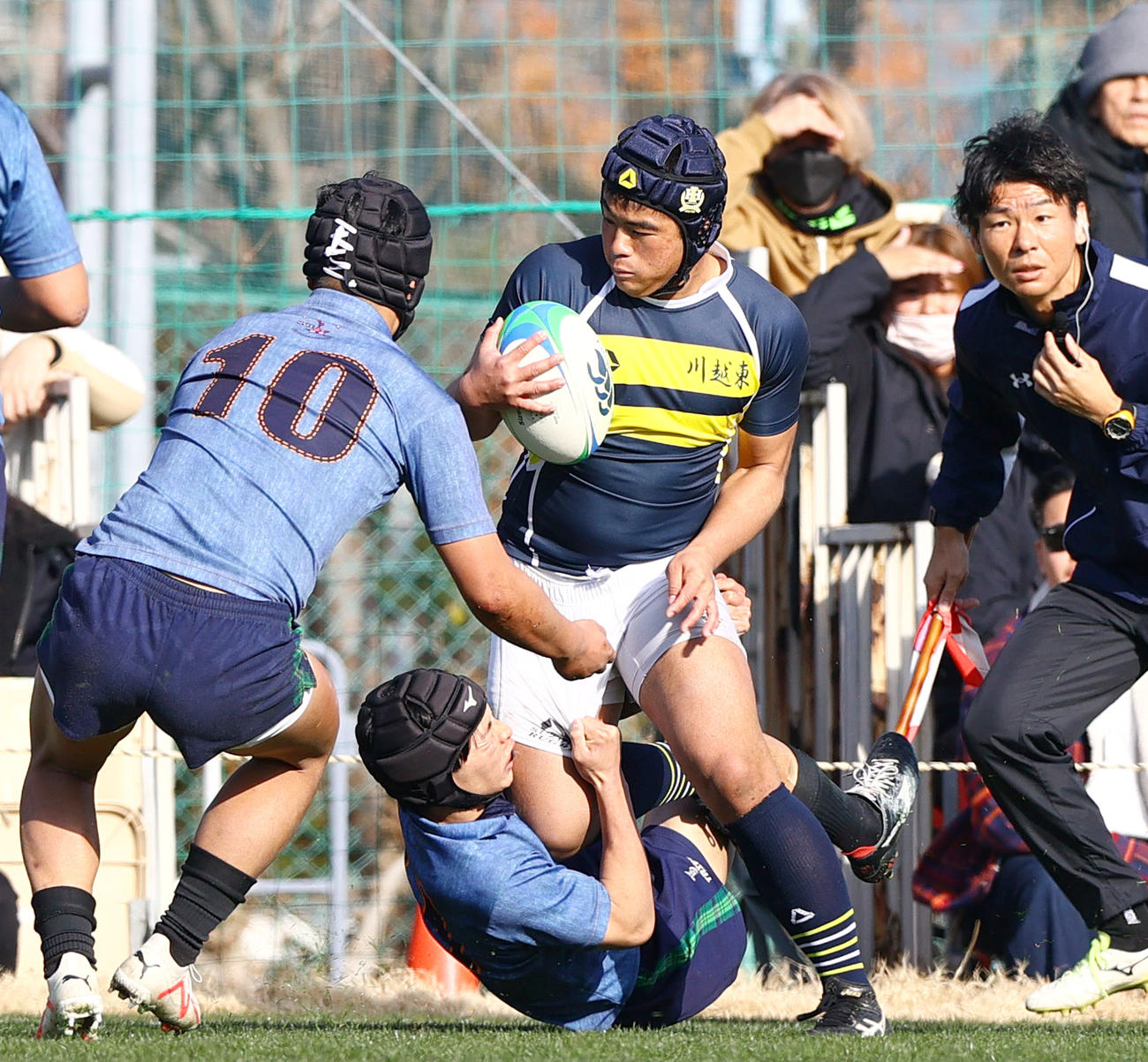 倉敷対川越東　前半、川越東WTB石本（右から2人目）は相手タックルを受けながら先制トライを挙げる（撮影・上山淳一）
